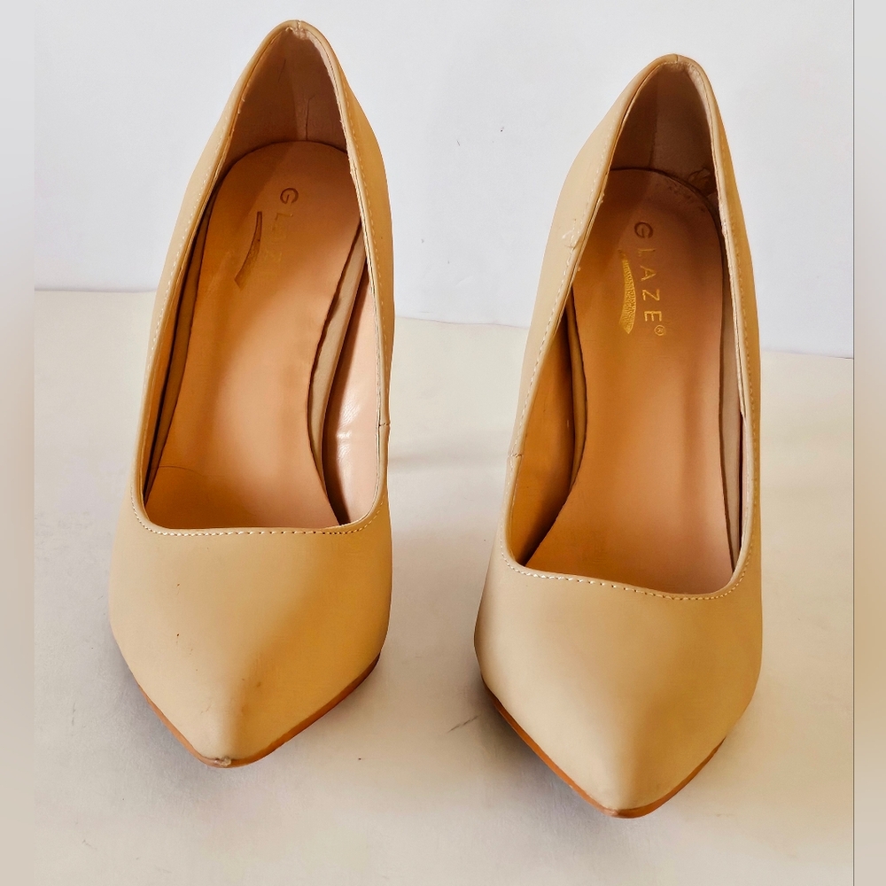 Glaze Women's Cream Pumps - Picture 2 of 8